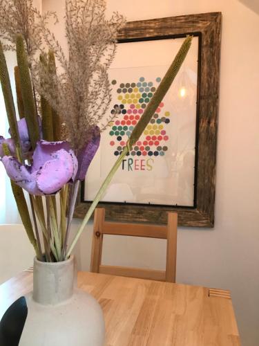 a vase with a purple flower sitting on a table at Ferienhaus Schaller am Galsterberg in Pruggern