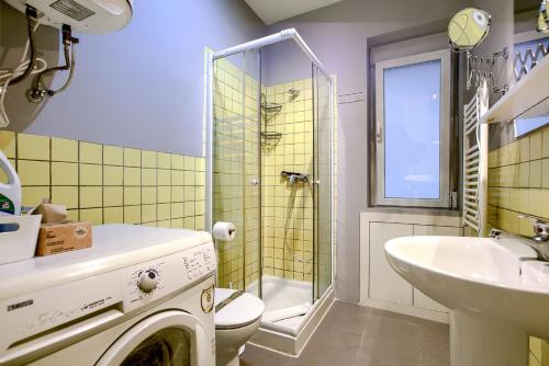 a bathroom with a sink and a toilet and a shower at Apartamento Plaza España, Madrid in Madrid