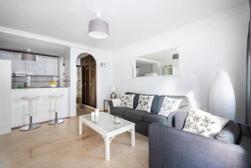 een woonkamer met een bank en een tafel bij Apartamento Las Cancelas I in Marbella