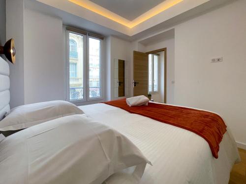 Un pat sau paturi într-o cameră la Gioffredo Massena 4 Pers AC Wi-Fi