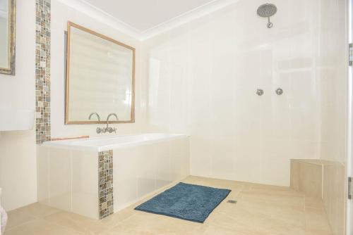 Koupelna v ubytování Maleny District - Charming Cottage in Witta 2 beds