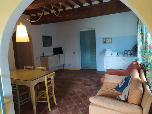 sala de estar con sofá y mesa en Agriturismo Paneolio, en Villa Collemandina