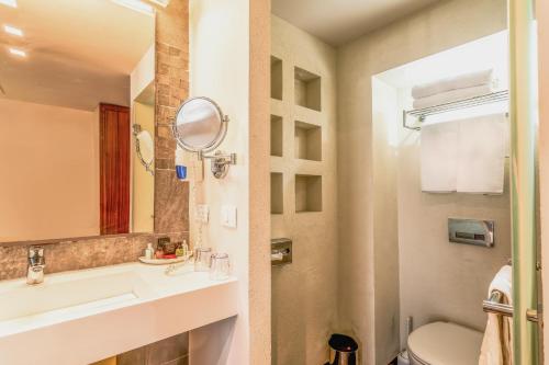 Koupelna v ubytování Nof Hotel