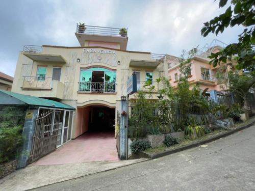 un gran edificio con una entrada delante de él en OYO 926 Casa Venicia Caticlan en Boracay