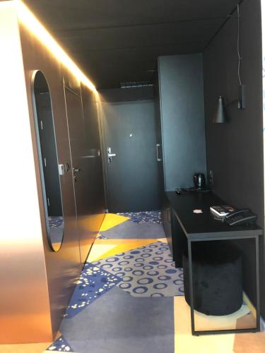 a hallway with a desk and a room with a rug at Apartament Biała Perła in Sienna