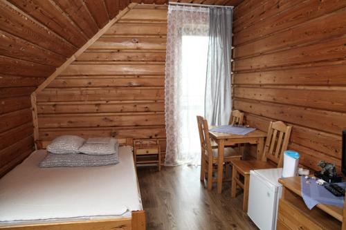 Ένα ή περισσότερα κρεβάτια σε δωμάτιο στο Apartamenty i pokoje u Ciesielki