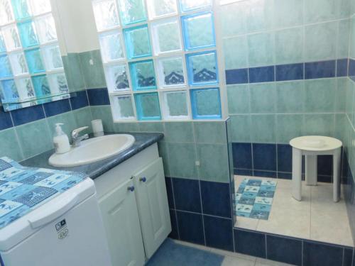 een badkamer met een wastafel, een toilet en een raam bij NICE NORD 2 PIECES CALMES,WIFI,CLIM,BALCON,PARKING in Nice
