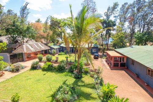 Msaranga的住宿－Rudi House，享有带庭院的房屋的空中景致
