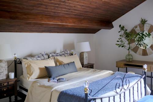 Schlafzimmer mit einem Bett mit Holzdecke in der Unterkunft Villa Várzea - Country Suite in Ginetes