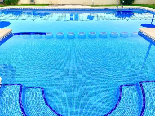 ein großer Pool mit blauem Wasser in der Unterkunft Beach Penthouse Apartment in Jávea