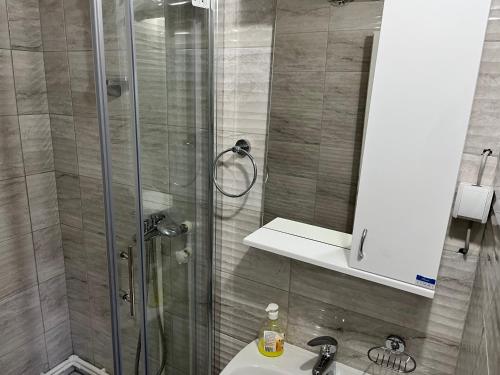 y baño con ducha y lavamanos. en Apartments and Rooms Vicko, en Brzeće