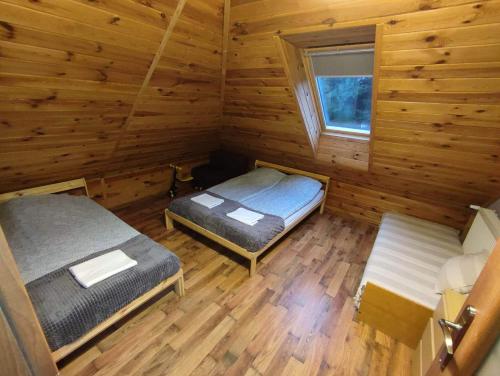 una vista aérea de un dormitorio en una cabaña de madera en "Grzesiówka", en Czarnożyły