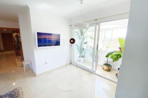 Et tv og/eller underholdning på Beach Penthouse Apartment