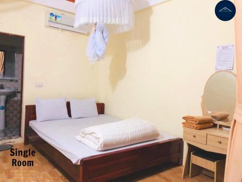 1 dormitorio con 1 cama y 1 habitación individual en Ba Be Lake View Homestay, en An Ma