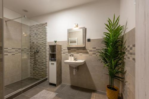 y baño con lavabo y ducha. en Global Living - Deluxe Rakoczi Residence By Bella en Budapest