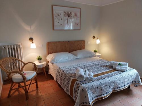 B&B La Rocca في كابرارولا: غرفة نوم مع سرير مع اثنين من الحيوانات المحشوة عليه