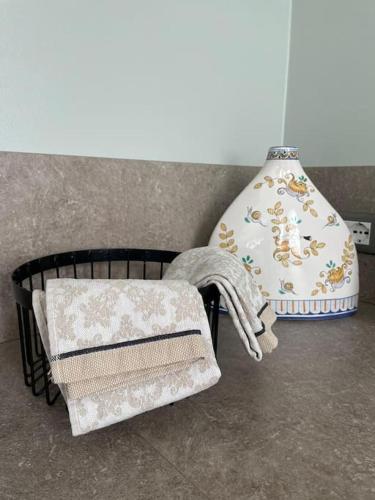 a lamp and a blanket and a pillow and a light at BORGO 1 in Noventa di Piave