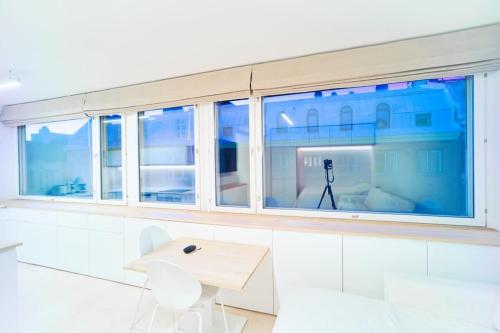 ヘルシンキにあるCentral Studio Nordic Styleの白い部屋(テーブル、窓付)