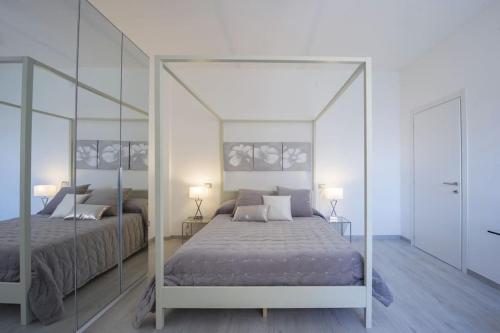 una camera con letto a baldacchino e 2 lampade di La dolce vita - Pescara Centro a Pescara