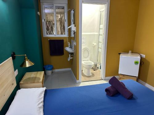 バルセロナにあるホステル フレンズ バルセロナのベッドルーム1室(ベッド1台付)、バスルーム(トイレ付)