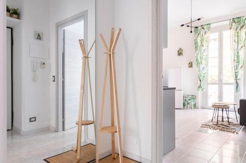 una habitación con dos esquís de madera apoyados en una pared en La casa sull'albero City Life, en Milán