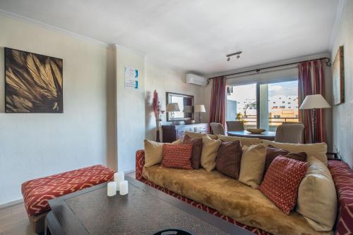 a living room with a couch and a table at Apartamento Las Terrazas l in Marbella