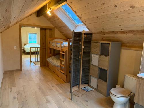 a room with bunk beds and a toilet in a cabin at L'Oeil du Condroz in Clavier