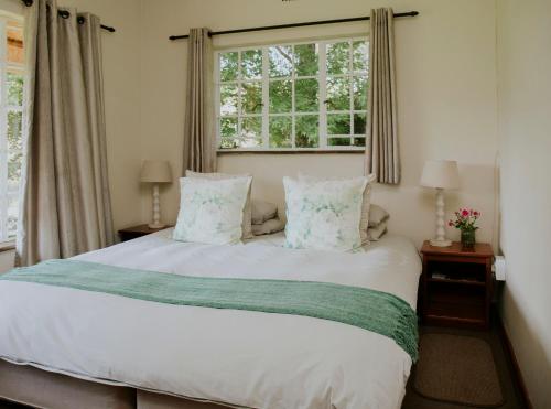 Un pat sau paturi într-o cameră la Glengarry Holiday Farm