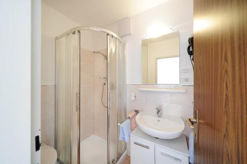 Ένα μπάνιο στο Haus Rosengarten