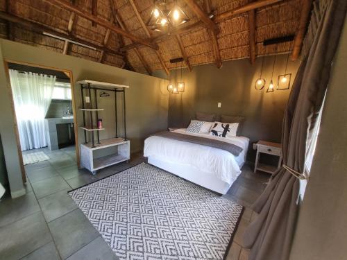 1 dormitorio con 1 cama blanca en una habitación en Bradbury Game Lodge and Function Venue en Polokwane