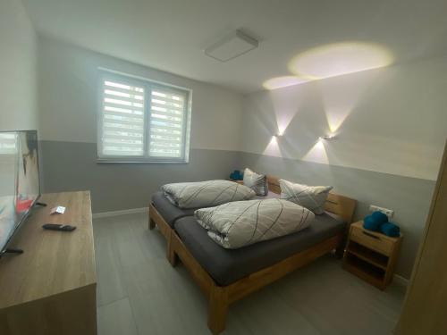 Giường trong phòng chung tại Ferienwohnung H&M Immobilien - Geiseltalsee