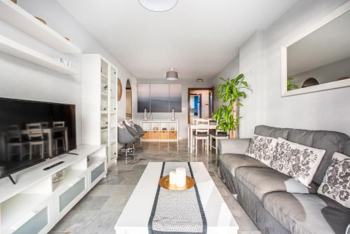een woonkamer met een bank en een tafel bij Apartamento Las Terrazas ll in Marbella