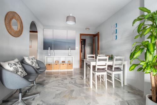 a kitchen and dining room with a table and chairs at Apartamento Las Terrazas ll in Marbella