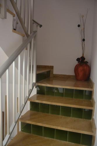 una escalera con escalones de madera con una calabaza en Allotjament Casa M Cinta, en Deltebre