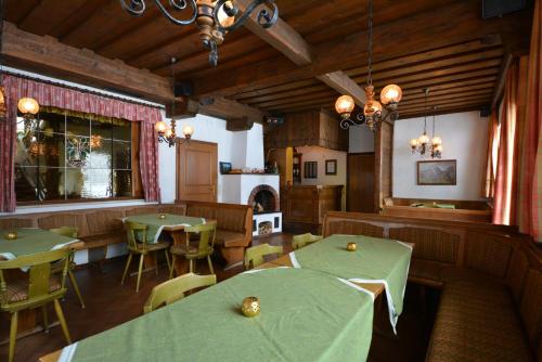グロースアルルにあるHaus Alpina by Châtel Reizenの緑のテーブルと椅子が備わるダイニングルーム