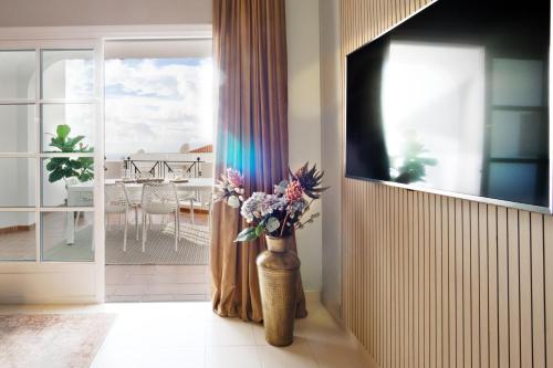 Televízia a/alebo spoločenská miestnosť v ubytovaní Ocean View 3Bdr Balcon Atlantico