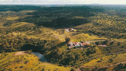 een luchtzicht op een huis op een berg bij Quinta Marugo Retreats in Serpa