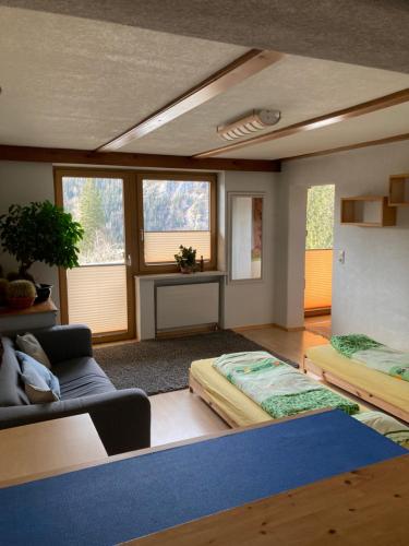 ein Wohnzimmer mit 2 Betten und einem Sofa in der Unterkunft Ferienhaus Wieswald in Ehrwald