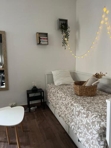 - une chambre avec un lit et un panier dans l'établissement Magnifique studio cosy en plein coeur de Paris!, à Paris