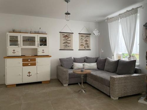 uma sala de estar com um sofá e uma mesa em Haus Vicus em Greifswald