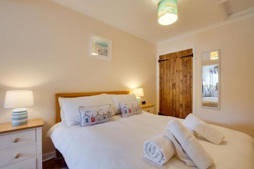 Postel nebo postele na pokoji v ubytování Ebrel, Port Isaac Bay Holidays