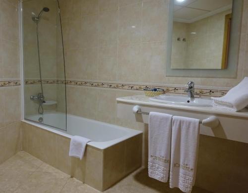 ein Bad mit einer Badewanne, einem Waschbecken und einer Dusche in der Unterkunft Nou Avenida in Gata de Gorgos