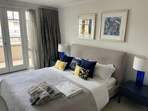 ロンドンにあるLarge luxury Penthouse with free parking garageのベッドルーム1室(大型ベッド1台、枕付)