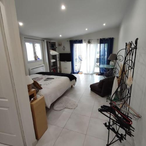 - une chambre avec un lit et une chaise dans l'établissement Studio indépendant dans villa, parking gratuit., à Castelnau-le-Lez
