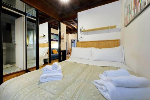 een slaapkamer met een bed met handdoeken erop bij Trilussa in Rome