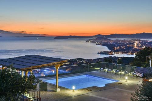 Split rustic house on the hill for 10 people