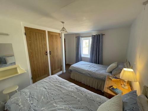 Postel nebo postele na pokoji v ubytování Swingletree Cottage
