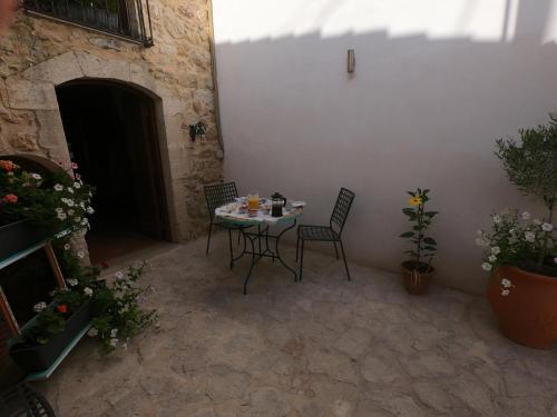 Nápoje v ubytování Old Olive Mill Maroulas - Bed and Breakfast