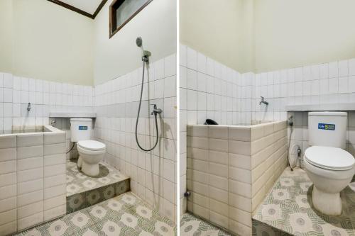 uma casa de banho com 2 WC e um chuveiro em SPOT ON 92068 Pudja Kesuma Homestay Syariah Yogyakarta em Yogyakarta