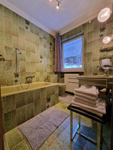 La salle de bains est pourvue d'une baignoire et d'un lavabo. dans l'établissement Appartements Max&Moritz, à Kaunertal
